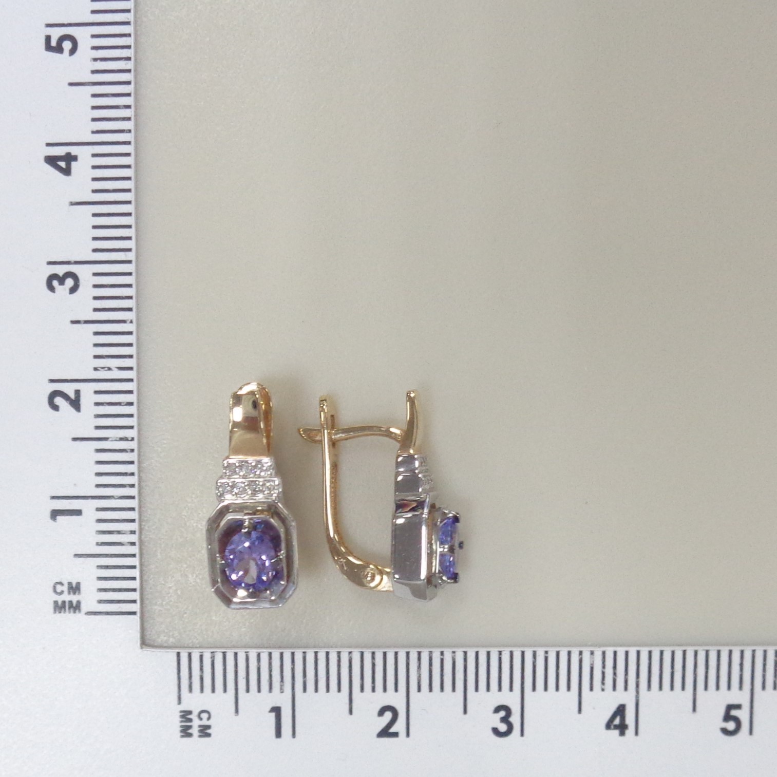 Золотые серьги 585 пробы; родий (бел.,черн.); вставки 14 Бр.Кр-57 3/6А 0,065; 2 Танзанит;